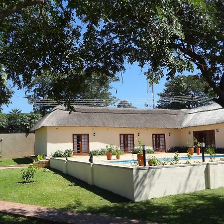 Mandebele Lodge Виктория Фолс Екстериор снимка